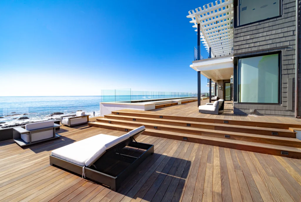 Custom deck with an affordable deck builders in Los Angeles cost.